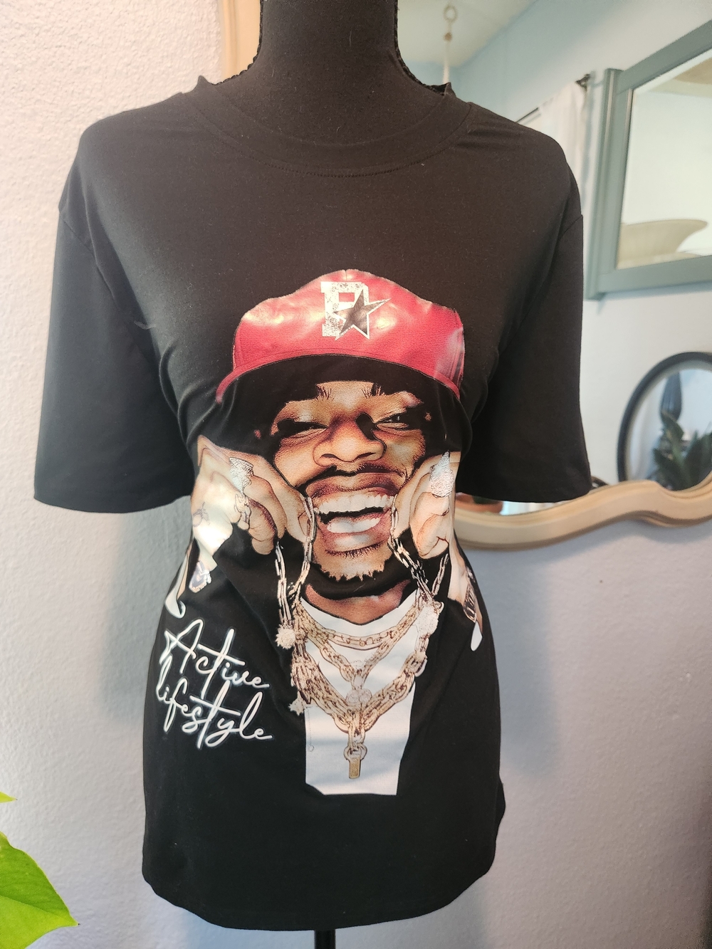 ROMWE Black Graphic Tee with Earth-Tone Portrait